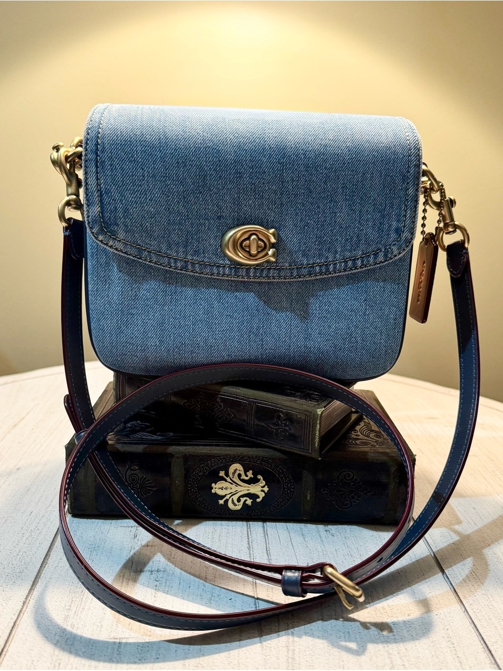 ⭐️SOLD⭐️ Coach Cassie Blue Denim Crossbody with Gold-Tone Turnlock - Picture 3 of 7